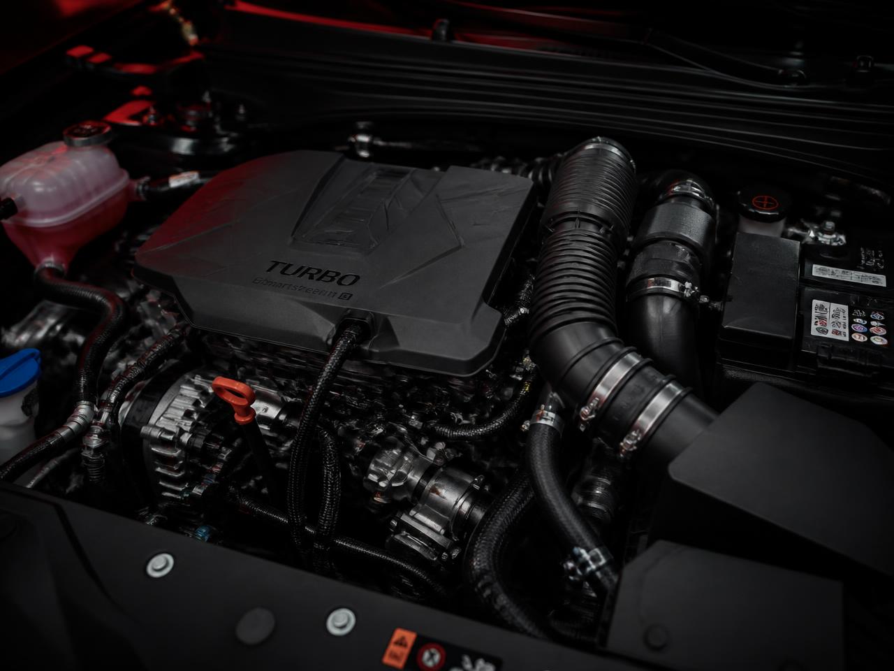 Motor turbo de veículo Jeep durante manutenção especializada